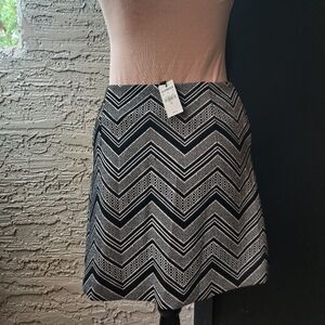 🆕 Express Black & White geometric zig-zag Striped A-line midi skirt pockets_XS